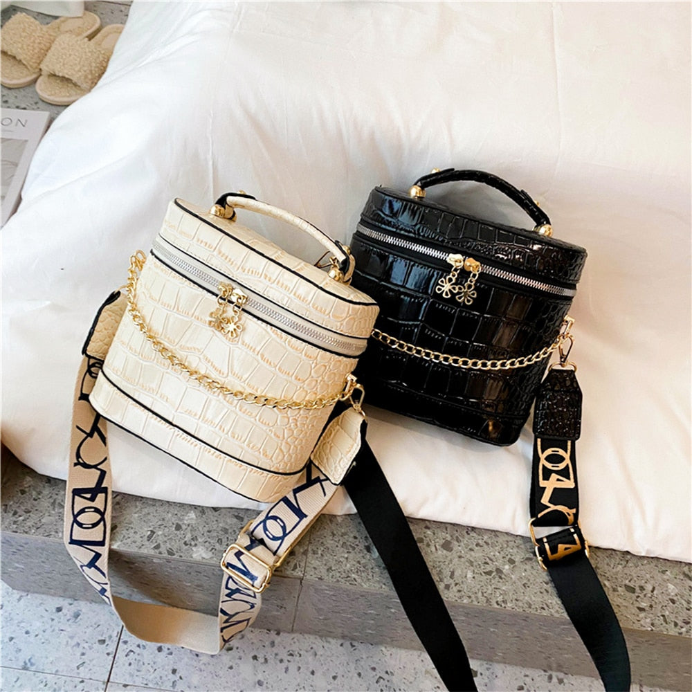 Retro Women Leather Bag Bucket Bag with Metal Chain Purses and Handbags 2021 Luxury Designer Wide Strap Crossbody Shoulder Bag