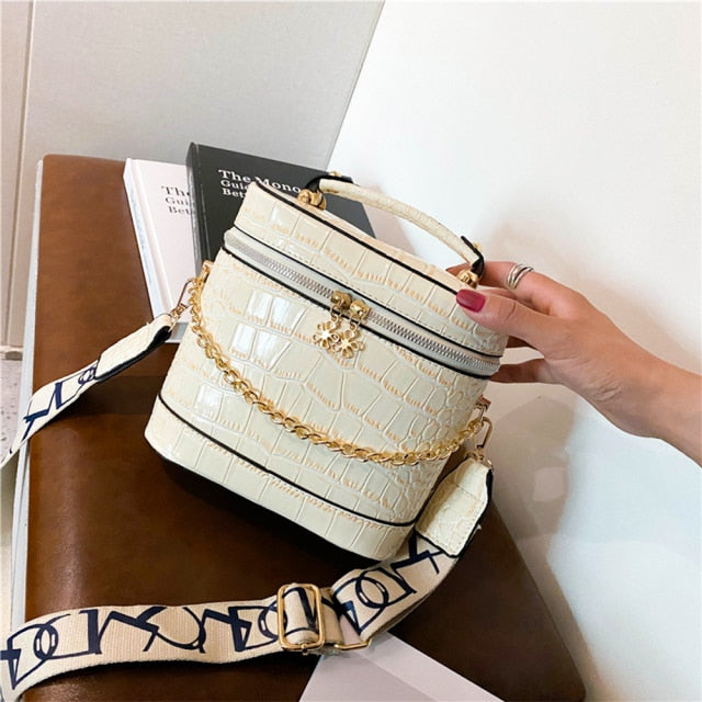 Retro Women Leather Bag Bucket Bag with Metal Chain Purses and Handbags 2021 Luxury Designer Wide Strap Crossbody Shoulder Bag