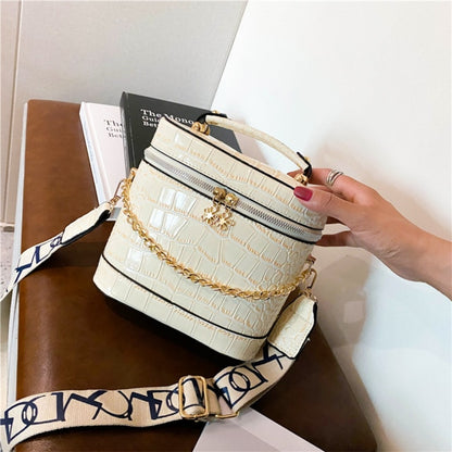 Retro Women Leather Bag Bucket Bag with Metal Chain Purses and Handbags 2021 Luxury Designer Wide Strap Crossbody Shoulder Bag